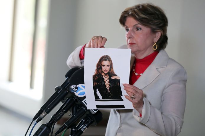Advocate Gloria Allred toont een foto van een van haar cliënten, actrice Alicia Arden, die beweerde een slachtoffer te zijn van Jeffrey Epstein.