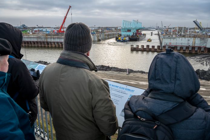 Vorige week woensdag werd de eerste van de twee nieuwe bruggen voor de Nieuwe Sluis Terneuzen binnengevaren.