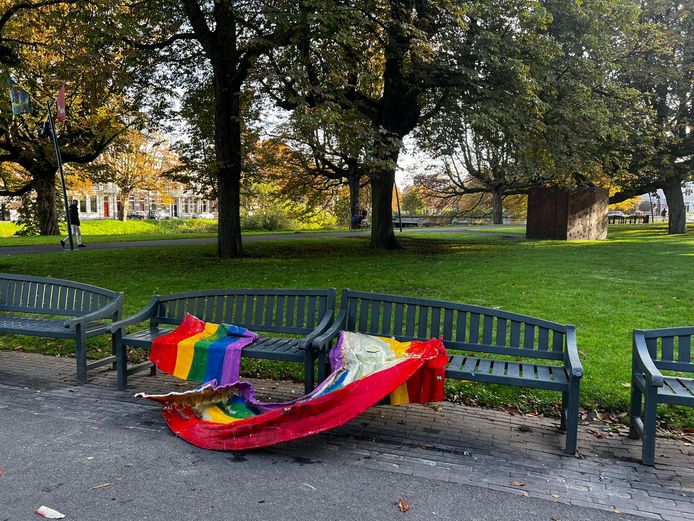 Het vernielde regenboogbankje in het Valkenbergpark in Breda.