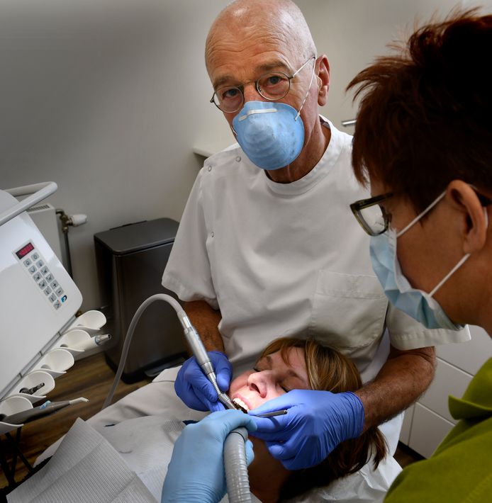 Tandarts Roseboom in Benschop na 42 jaar met pensioen Utrecht AD.nl