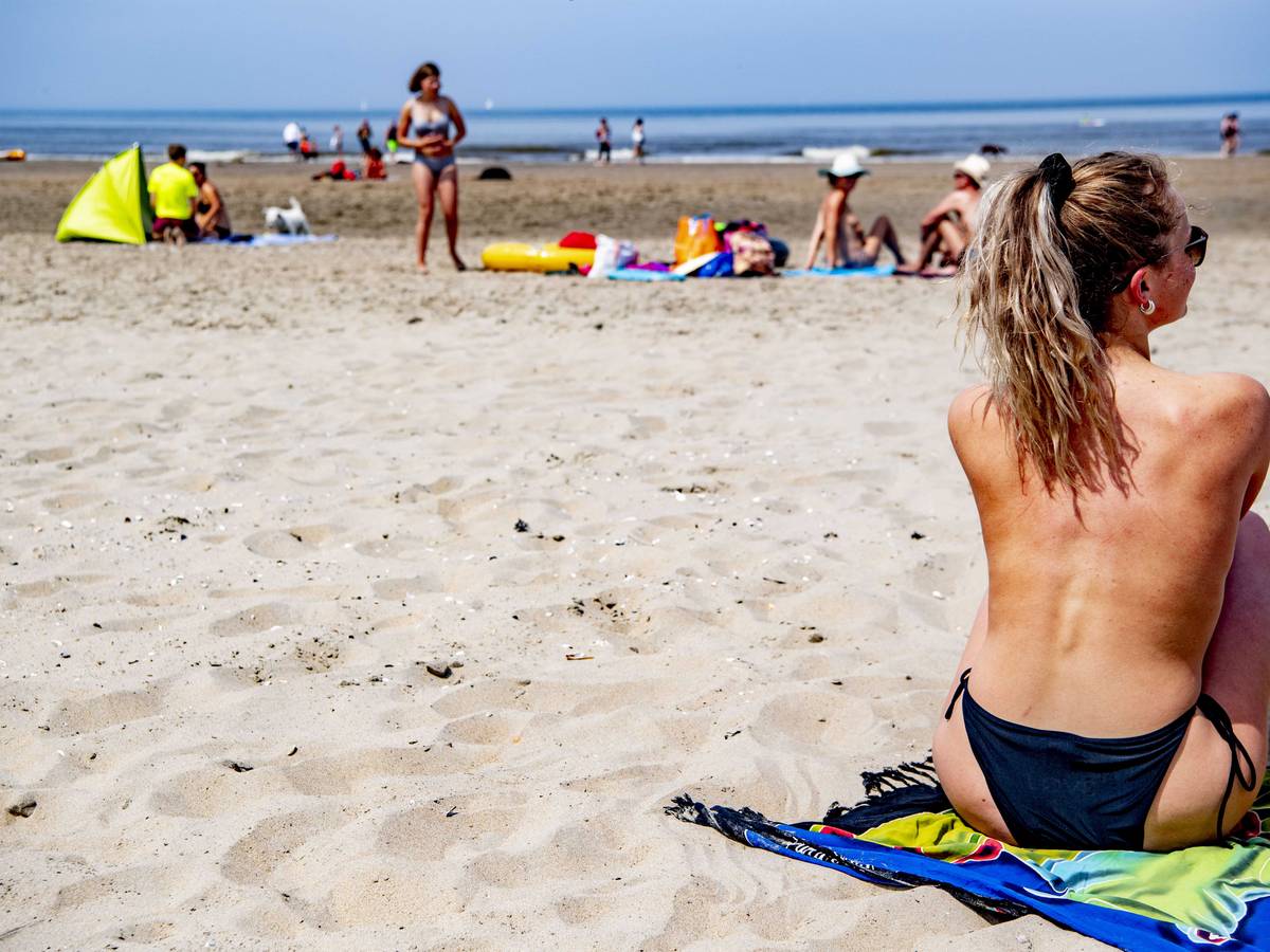 Ophef om topless zonnen op Frans strand: agenten vragen vrouwen zich aan te  kleden, minister grijpt in | Buitenland | bndestem.nl