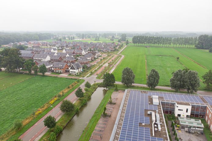 Rijssen gaat een nieuwe wijk bouwen: Opbroek Oost. Rechts onder Reggesteyn aan de Cattelaar. Links Opbroek West. Rechts daarvan richting noorden komt de nieuwe wijk.