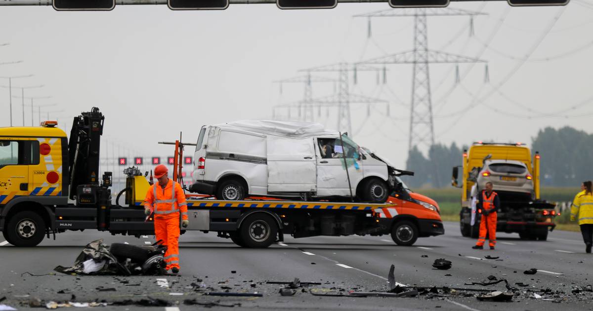 Dode en zwaargewonden door ongeluk met spookrijder op A2, snelweg richting Utrecht dicht.
