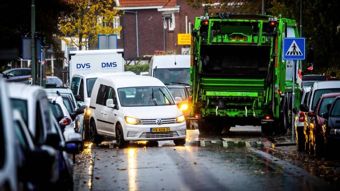 Krassen op auto’s en kapotte autospiegels na versmallen Dordtse straat: ‘Dit is blijvend probleem’