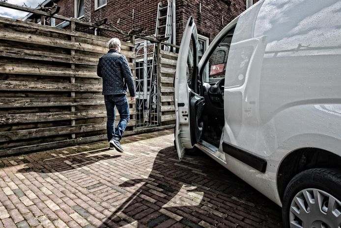 Klusjesmannen en dakdekkers bieden door het hele land aan onnodige of eenvoudige reparaties uit te voeren om vervolgens honderden of duizenden euro's in rekening te brengen. De afgelopen weken waren twee oudere dames in Heeze het slachtoffer van dit soort oplichters.