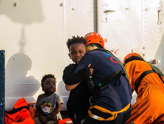 Kinderen aan boord van het schip Alan Kurdi. Ze werde woensdag gered van een overladen rubberbootje.