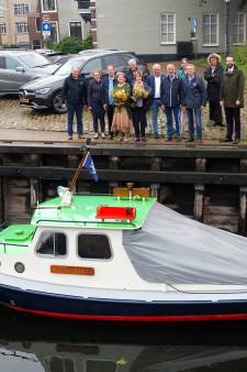 Het allereerste bootje van Kommer Damen (van Damen Shipyards) ligt in Gorinchem en ziet er heel schattig uit