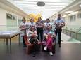 De overhandiging van de 'Zorgmoatjes' aan leden van het Oncologisch Support Team in het Sint-Andriesziekenhuis in Tielt.