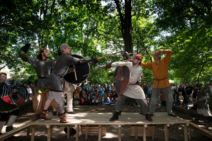 Er klonk de afgelopen dagen volop wapengekletter tijdens het Vikingsfest in het Prehistorisch Dorp.