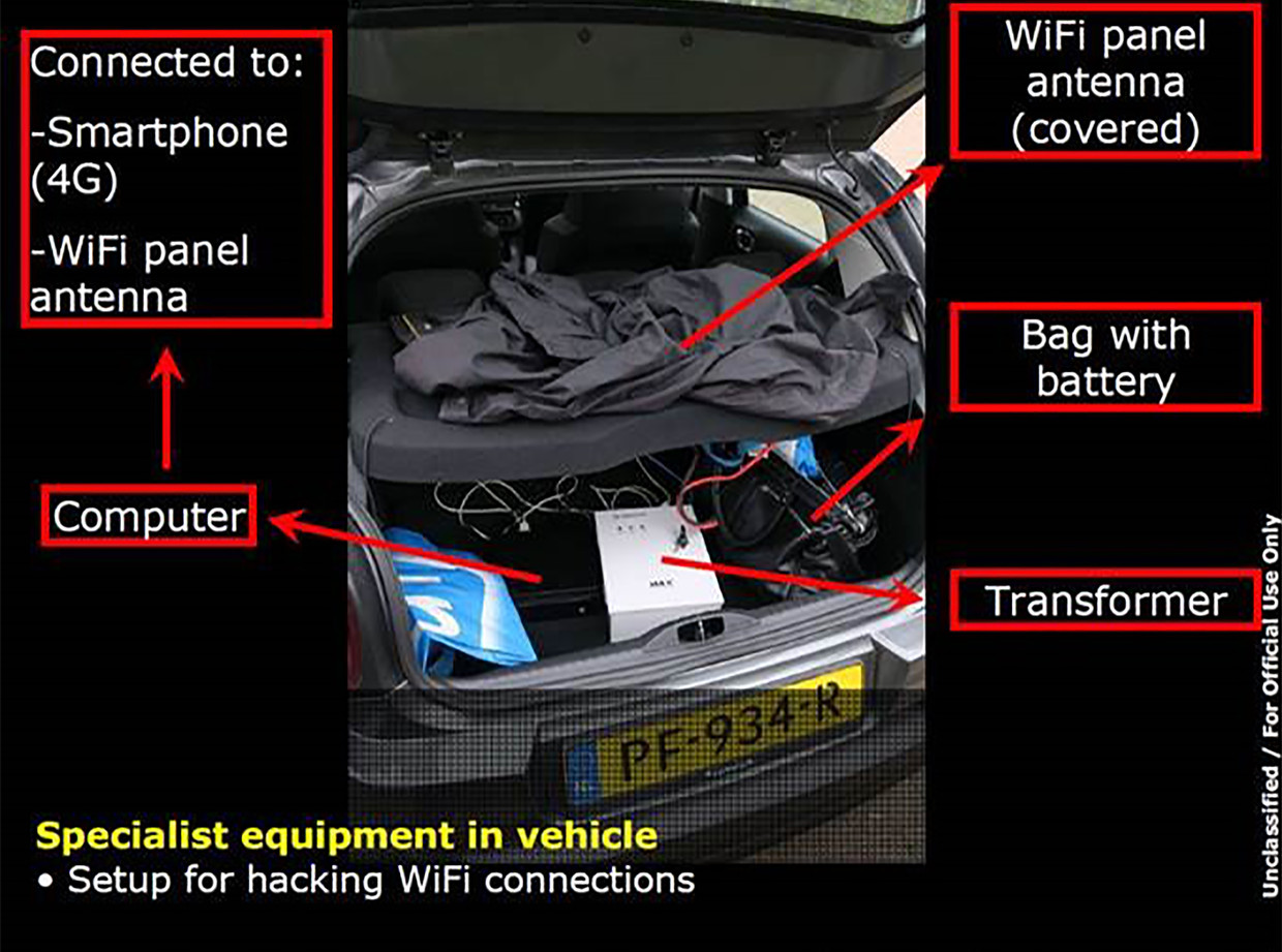 Een door het ministerie van defensie verspreid beeld van de kofferbak van de auto die de vier vermeende Russische spionnen hadden gehuurd.  Beeld AFP