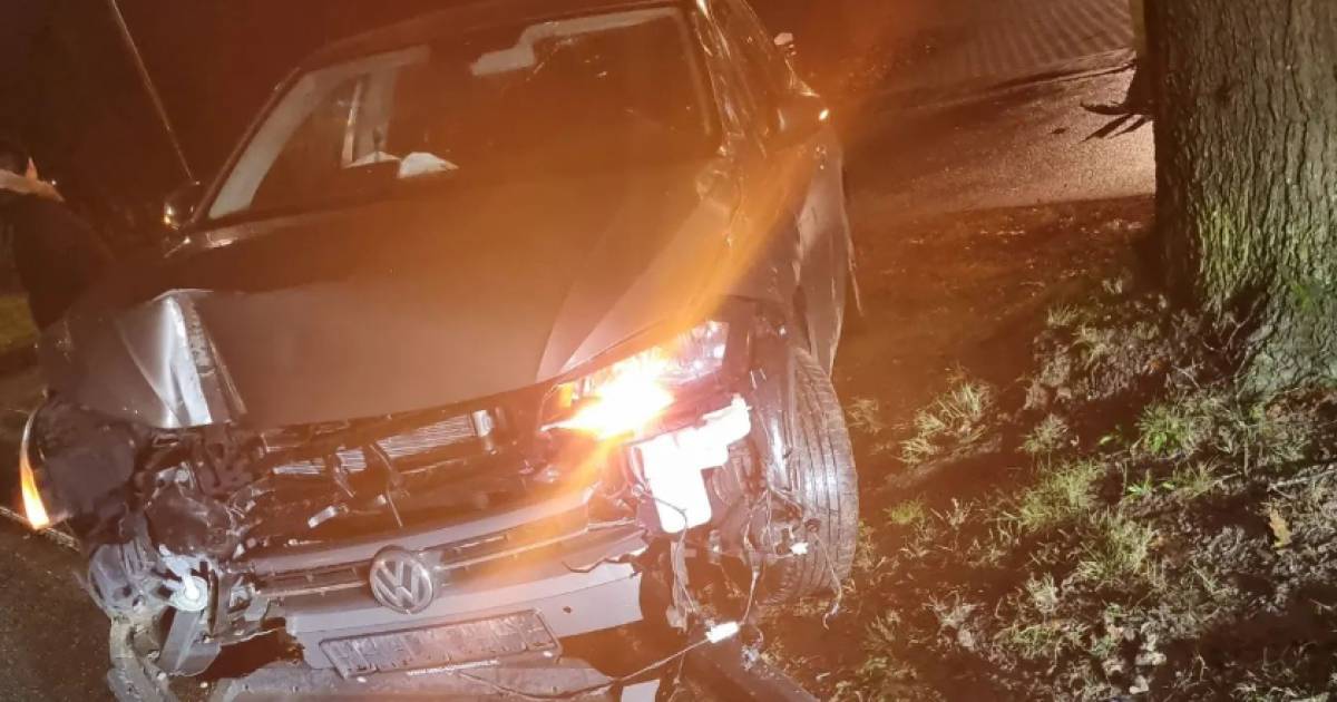Auto zwaar beschadigd achtergelaten in Vught na ongeluk.