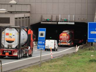 Defecte vrachtwagen aan Beverentunnel: 20 minuten file in beide richtingen