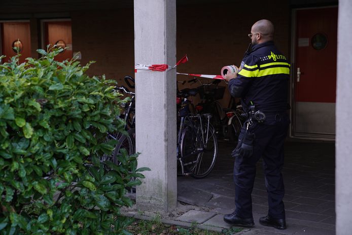 De politie doet onderzoek bij de woning.