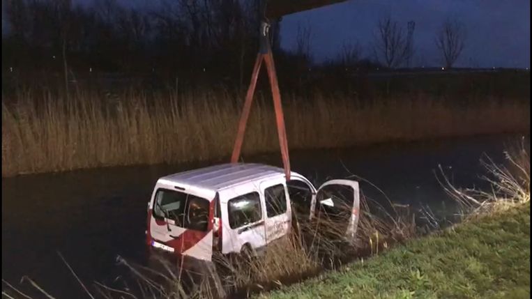 De postauto was volledig onder gegaan en moest getakeld worden.
