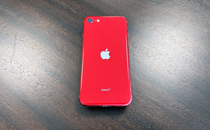 De iPhone SE in PRODUCT (RED).