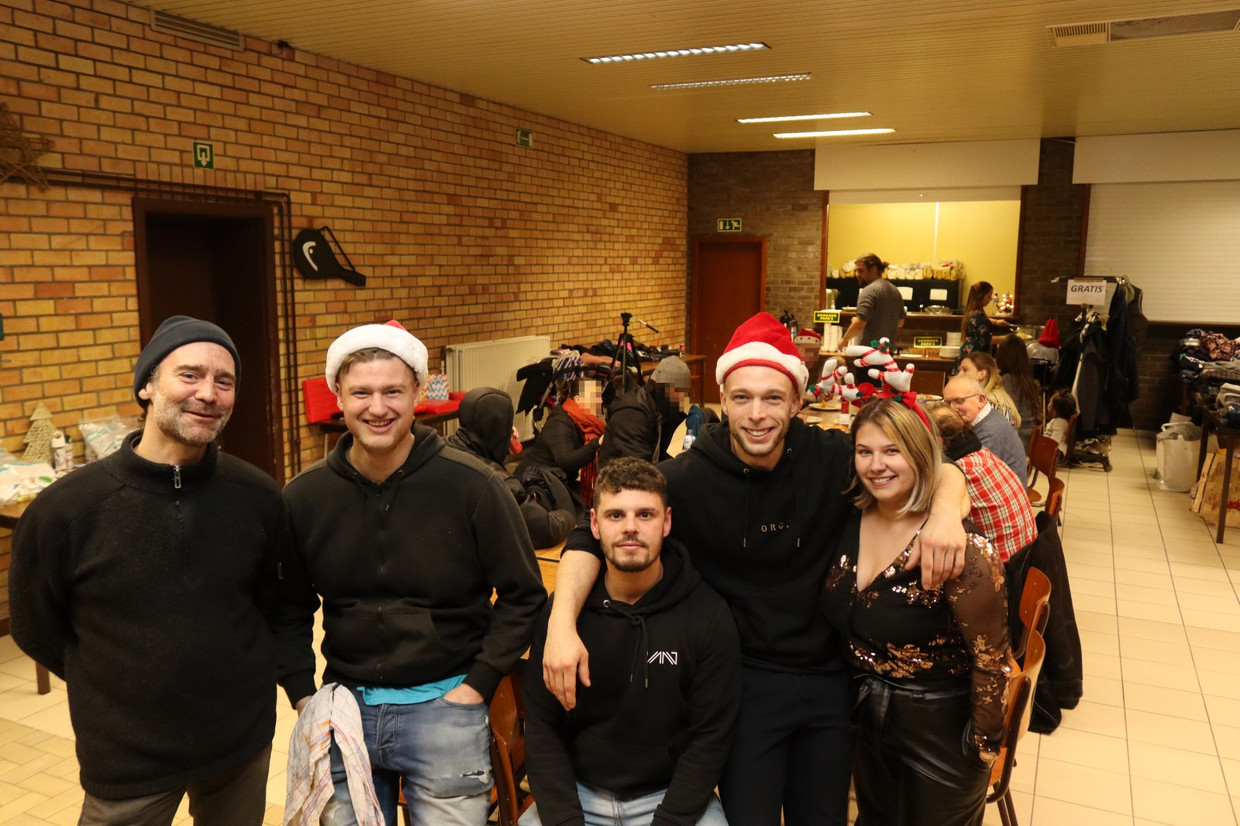 Kevin Lutz (tweede van rechts), met andere vrijwilligers die het kerstfeest in Sint-Niklaas organiseerden. Beeld rv