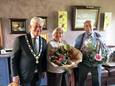 Burgemeester Aptroot ging op bezoek bij Miep en Gerrit Tates om het echtpaar te feliciteren met hun 70-jarig huwelijksjubileum.
