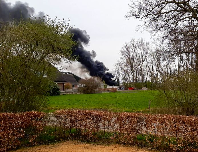 De zwarte rookwolken waren tot in de wijde omtrek te zien.