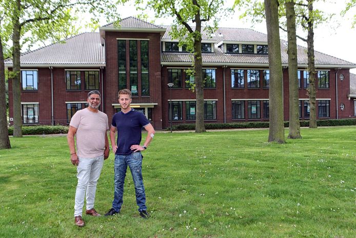 Farid El-Khassim (L) en Jelle Gillissen zijn de initiatiefnemers van het Adriano Huis in Bergen op Zoom.