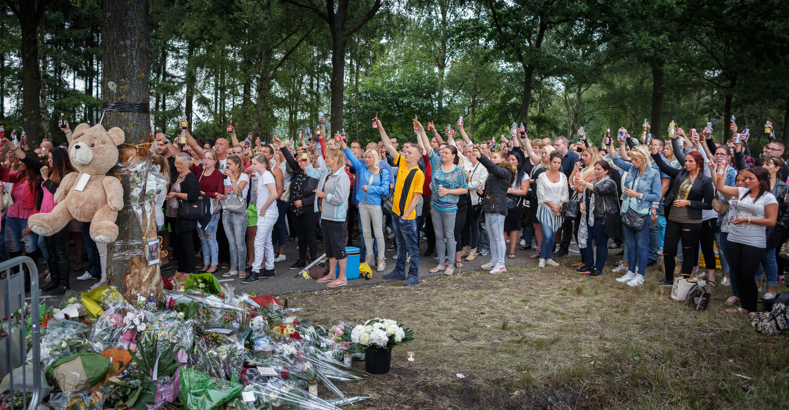 Op de plek waar het dodelijke ongeval plaatsvond, werd de verongelukte Jordy de Jong  herdacht.