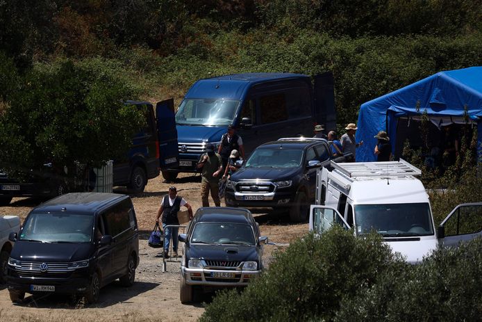 Gli agenti hanno setacciato l'area intorno al carro armato.