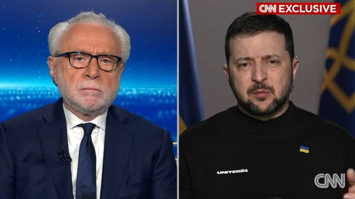 President Volodymyr Zelensky (r) in gesprek met CNN-presentator Wolf Blitzer.