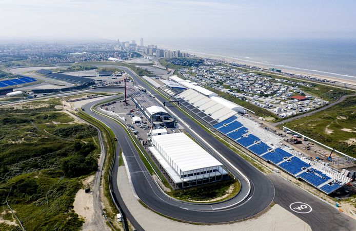 Een dronefoto van Circuit Zandvoort, waar de voorbereidingen voor de Dutch GP in volle gang zijn