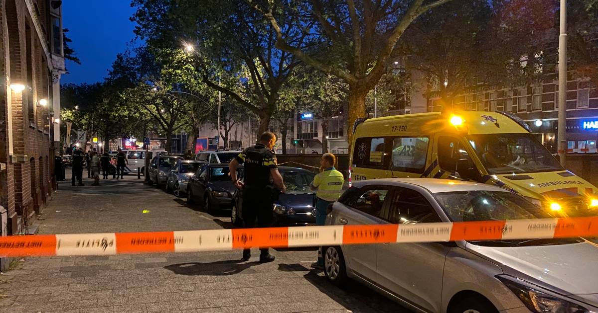 Man neergeschoten in Rotterdamse avondwinkel .
