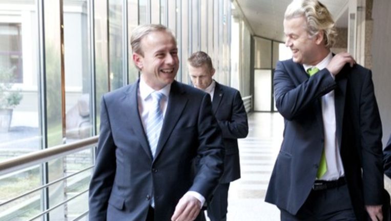 SGP-fractievoorzitter Kees van der Staaij (L) en PVV-leider Geert Wilders in de wandelgangen van de Tweede Kamer. Foto: anp Beeld anp