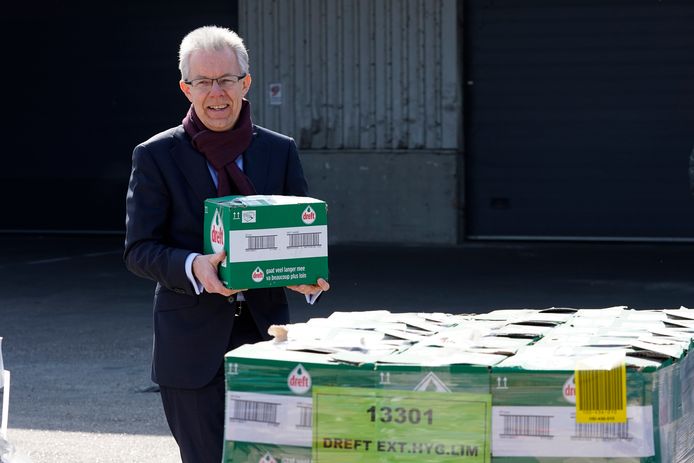 Dominique Michel, de CEO van Comeos, tijdens een persmoment eind maart bij de verdeling van 460.000 maaltijden van de Belgische supermarkten aan mensen in nood.