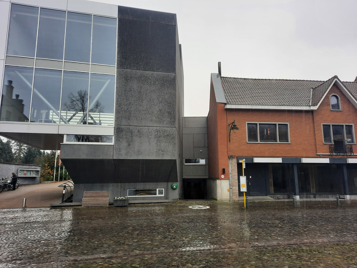 Het gemeentehuis van Deerlijk met daarnaast het voormalige Blokkergebouw.