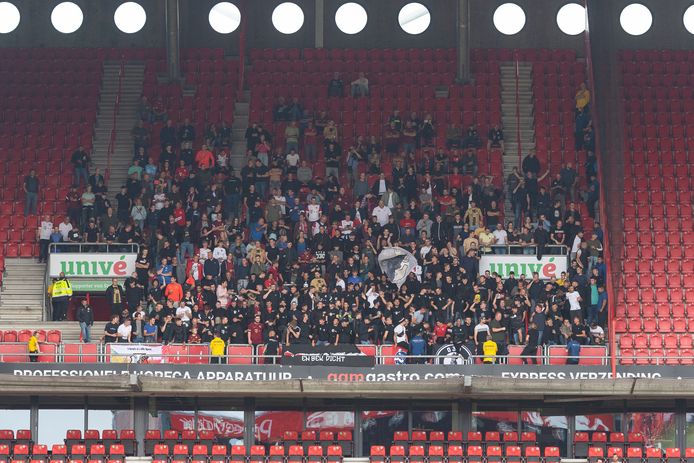 Supporters van FC Utrecht zaterdag in het uitvak. Er is nauwelijks afscheiding met de plekken daaronder.