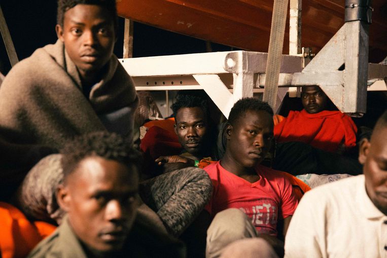 Migranten aan boord van het schip Lifeline, bij Malta. Beeld AFP