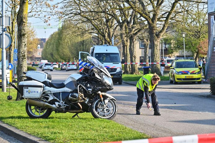 De politie heeft de weg afgesloten en doet onderzoek naar het ongeluk in Zevenbergen.