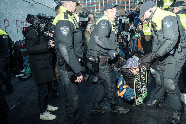 Lucas Winnips wordt weggehaald door de politie. Beeld Jakob van Vliet
