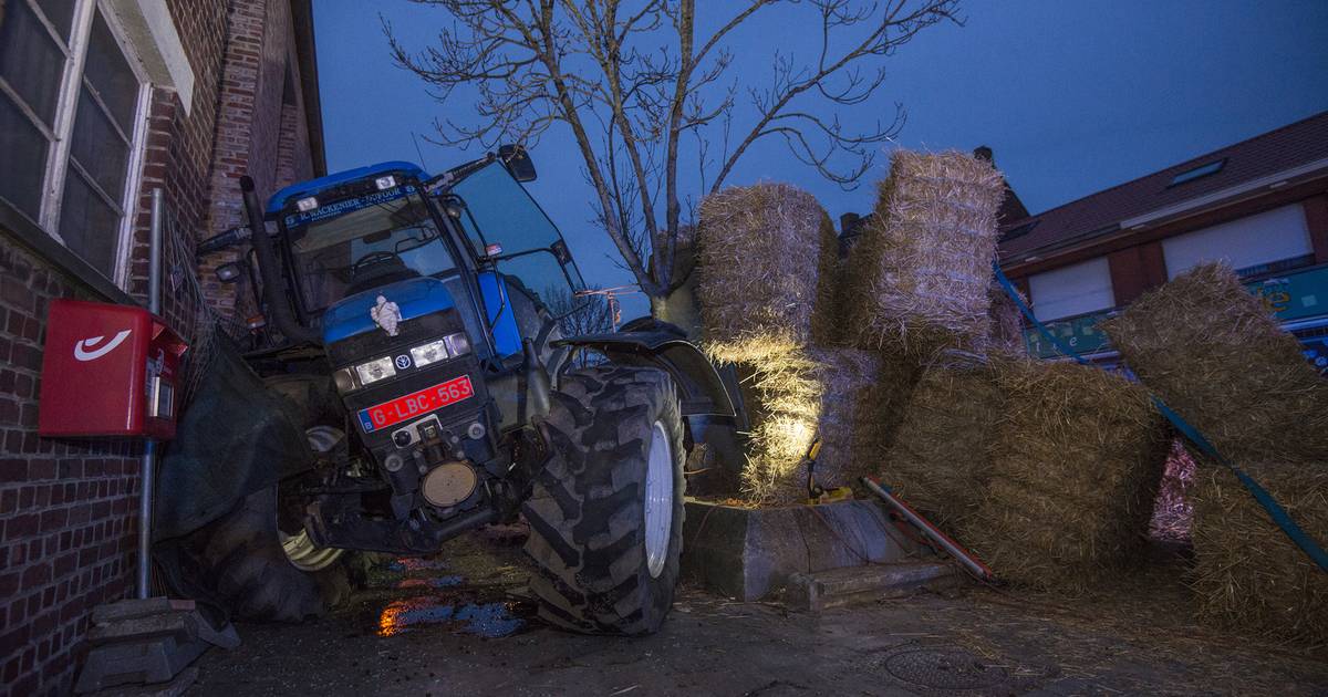 Tractor botst tegen gevel en verliest strobalen Veurne hln.be