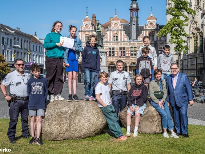 Jeugdverkeersbrigadiers in de bloemetjes gezet: “Verkeer rond de school is veiliger dankzij hen”
