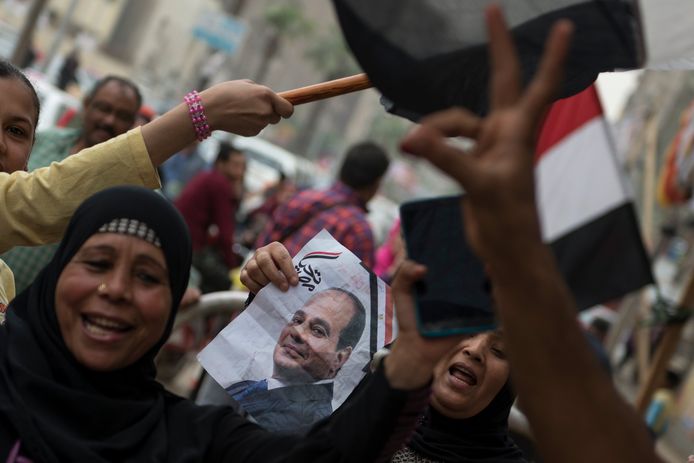 Aanhangers zwaaien op de laatste stemdag met vlaggen en foto's van president Abdel Fattah al-Sissi.
