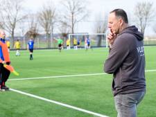Van voetbalpraat tot wc-bezoek; de spelers van SKNWK delen alles met interim-coach Van der Cingel