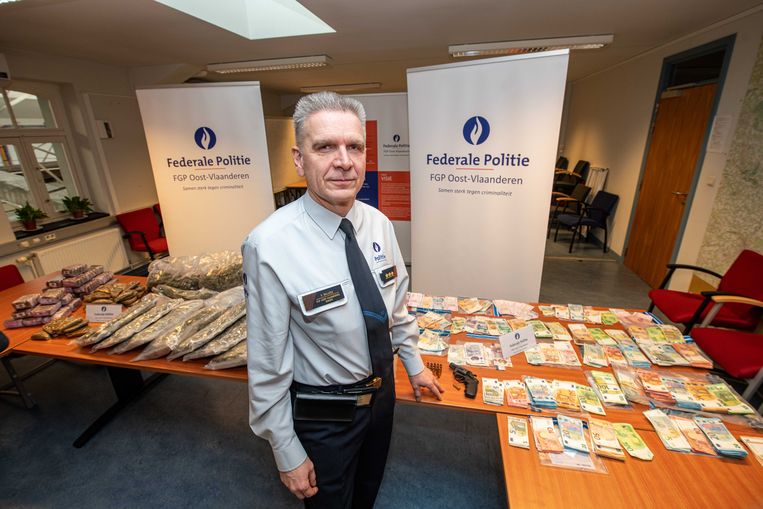 Patrick Willocx, hoofd­commissaris van de federale gerechtelijke politie Oost-Vlaanderen, hier bij ander in beslag genomen materiaal. Beeld BELGA
