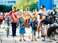 Vanuit omringende plaatsen fietsten demonstranten naar het provinciehuis om hun stem te laten horen tegen het plan voor een vierde aanvliegroute voor Schiphol.