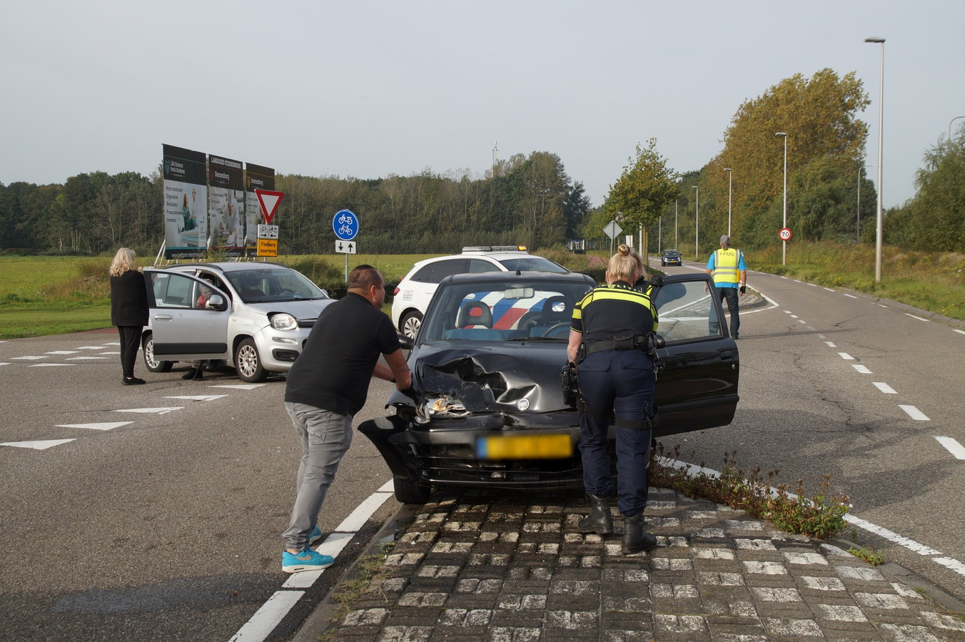 Flinke schade bij botsing tussen twee auto’s in Drunen Foto gelderlander.nl