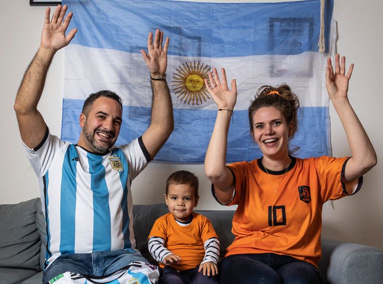 Agustin Reyna en Vera Vermeulen met hun zoontje. Beeld Dingena Mol