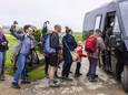 Kampeerders worden met bussen naar een hotel gebracht. Zij moesten hun kampeerplek in het Limburgse dorp Etenaken verlaten om dreigende wateroverlast.