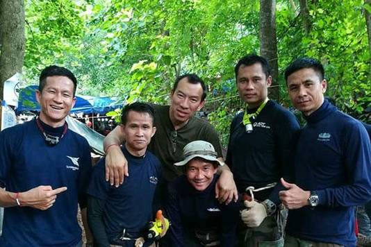 Voormalig onderofficier eerste klasse Saman Kunan, uiterst links, op een ongedateerde foto met een aantal marineduikers