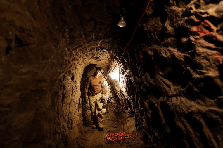 Amerikaanse grenspolitie in de tunnel. Beeld AP