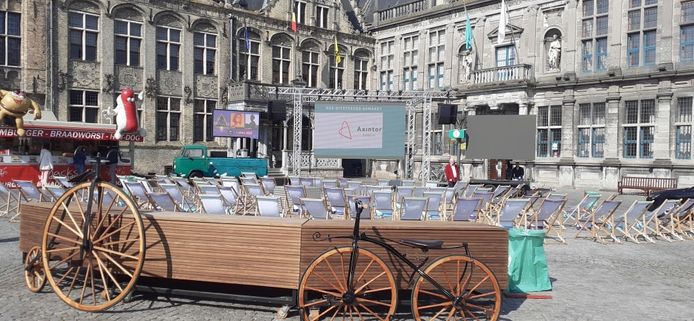 Op de Grote Markt in Veurne kan je de koers op groot scherm volgen