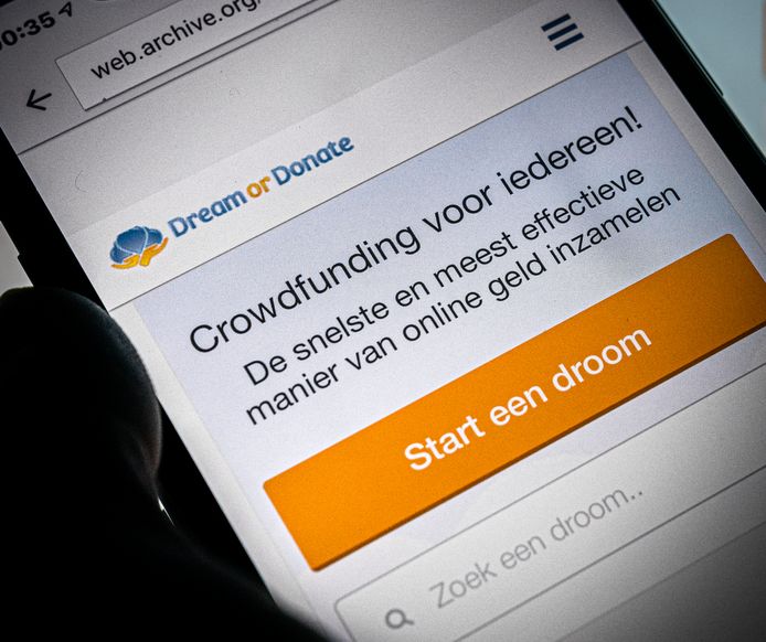 Een telefoon met de crowdfundingssite Dream or Donate.