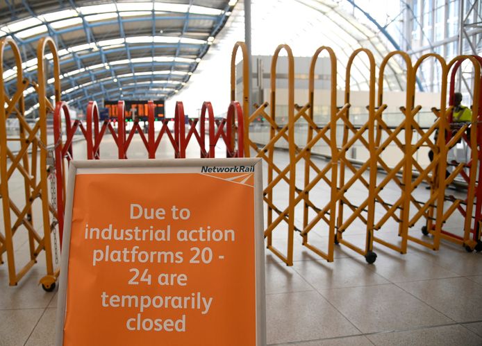 Illustratiebeeld. Een gesloten perron op Waterloo Station in Londen tijdens een eerdere staking.