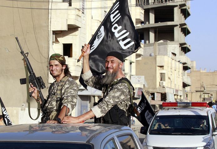 Strijders van Islamitische Staat (IS) hielden na de inname van de Syrische stad Raqqa in juni 2014 een overwinningsparade met buitgemaakt materieel.